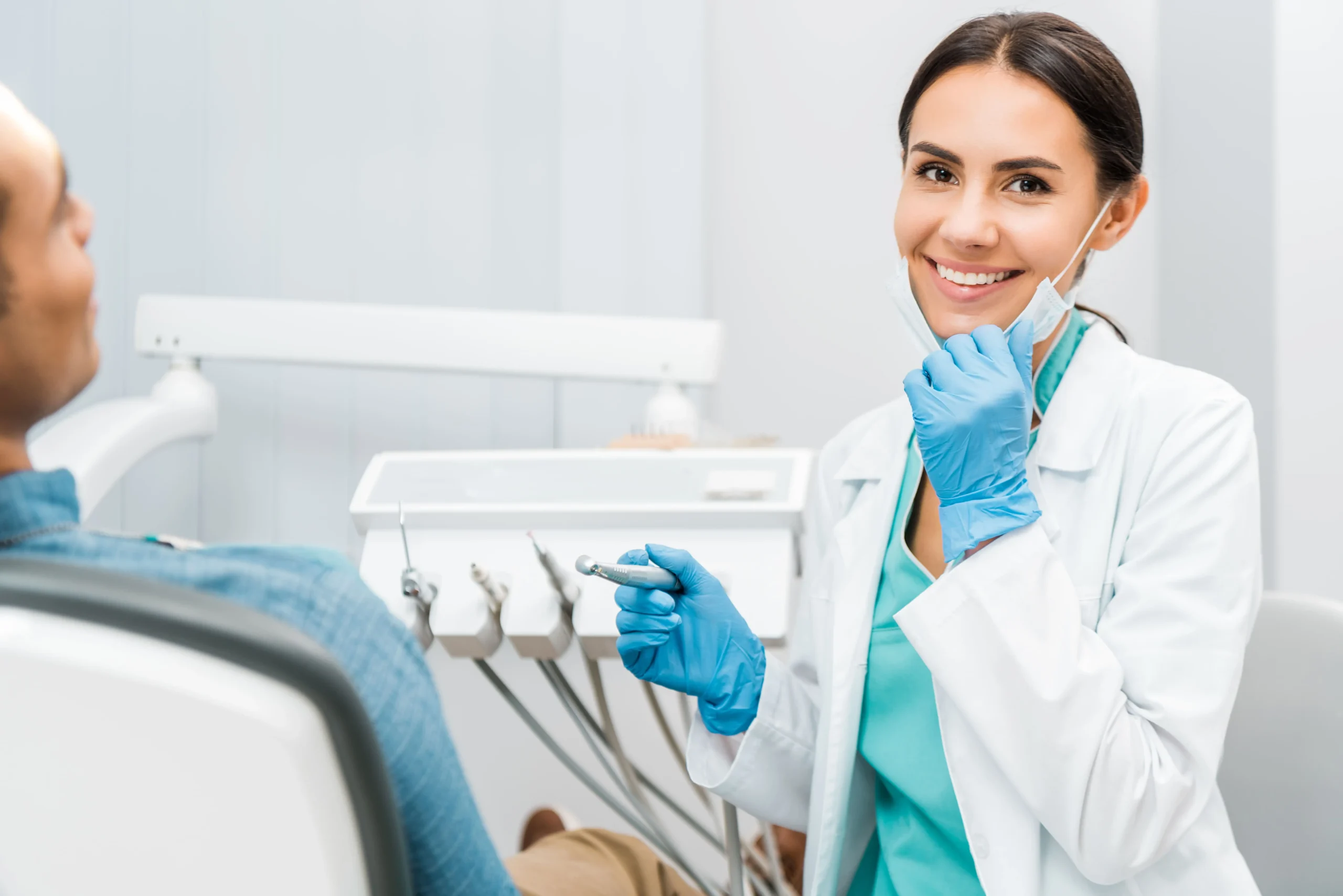 Ragazza dentista con strumenti