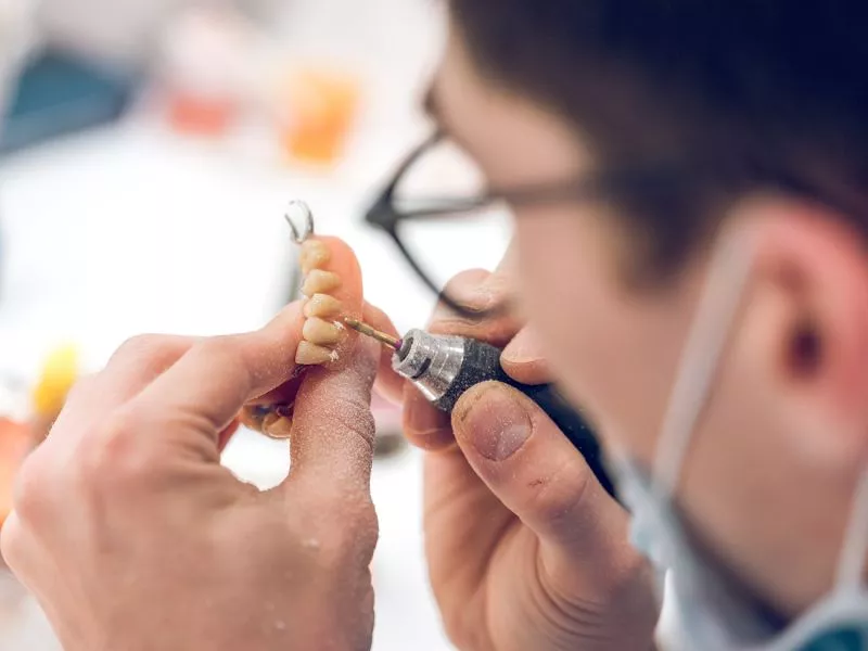 Dentista lavorando sulla protesi